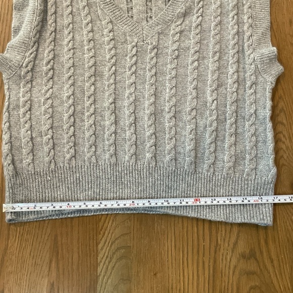 Cupcakes and Cashmere Cable Knit Sweater Vest Medium EUC - Picture 5 of 8